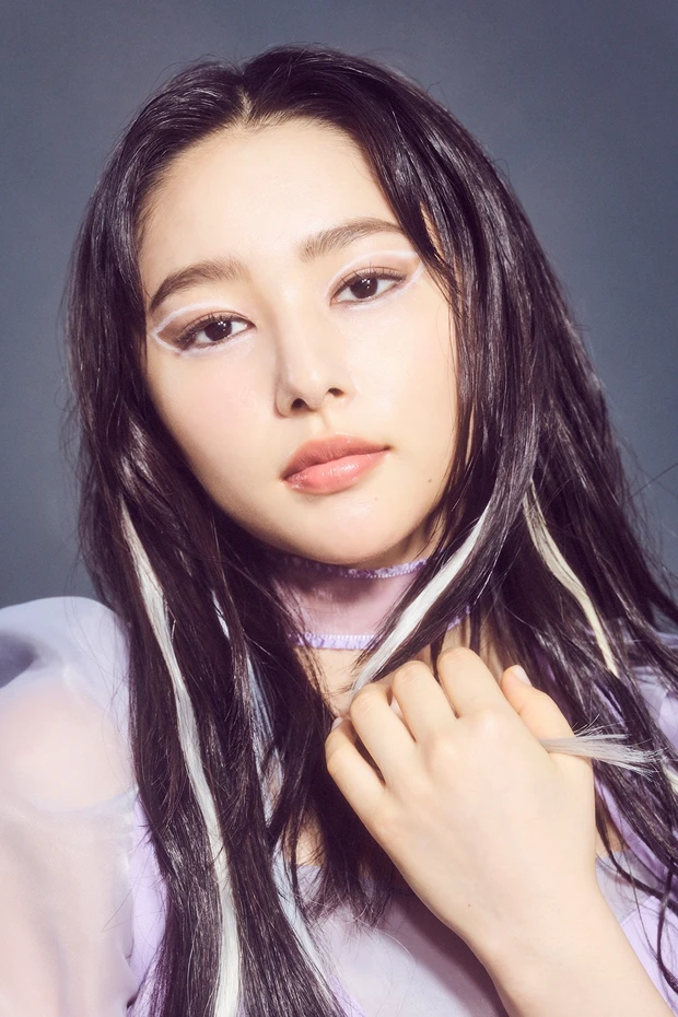 白の囲みアイラインがポイント！ 桜井日奈子さんが『Rain On Me』のアリアナ・グランデになりきってみた ～メイク編～