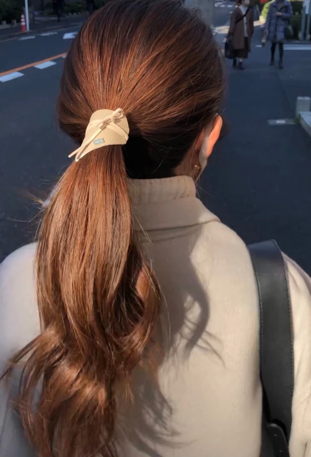 【ヘアアレンジ】ニットコーデとの相性抜群！ゆるふわなまとめ髪をキープするポイントをご紹介します_5