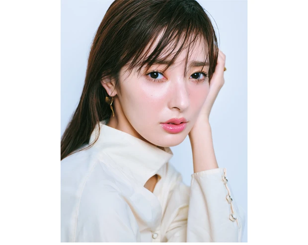 中顔面を短縮させた“逆正三角形”のバランスが美人印象の決め手
