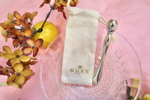 ニュクス スーパー セラム アイケアキットの目元専用ツールのパッケージ