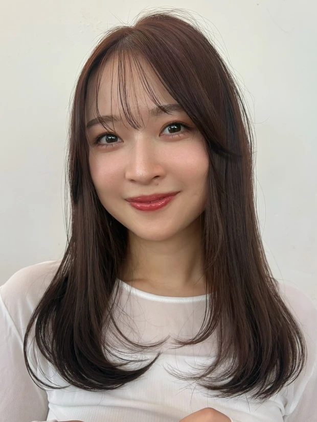 髪型　ロングレイヤー　ロングヘア　シースルーバング　暗髪　正面