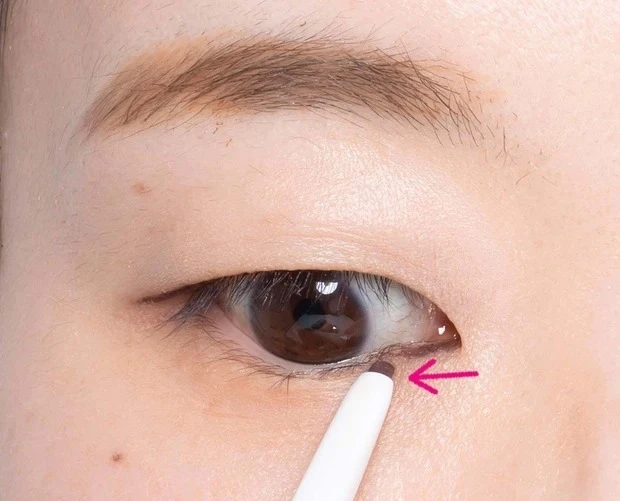 【一重メイクのやり方】アイラインの引き方 2. 下まぶたは目頭から黒目手前まで