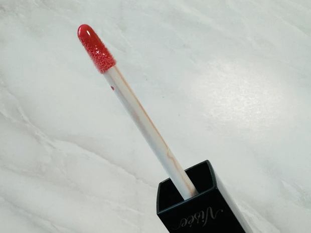 Viseeのエッセンスリッププランパー BE300 ベージュピンク