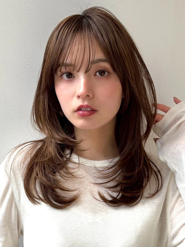 ヘアカタログ　ミディアムレイヤー　ミディアムヘア　Aライン　バックレイヤー前髪あり