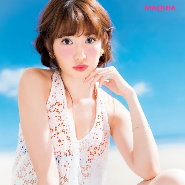 こじはるがお手本！ リゾート＆ビーチメイクは夏カラーの競演を楽しんで♪