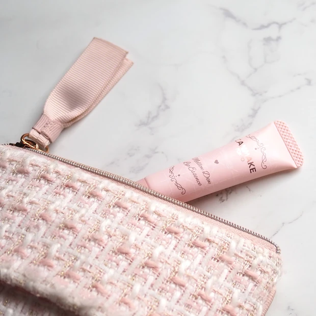 「キャンメイク メロウデューリップエッセンス」とフランフランのポーチ