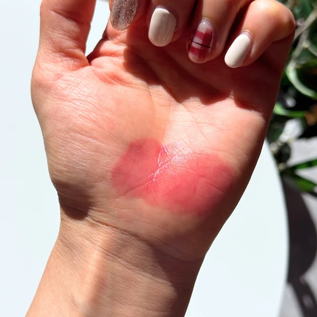 RMK デューイーメルトリップカラー 04 ルビーラビリンス スウォッチ