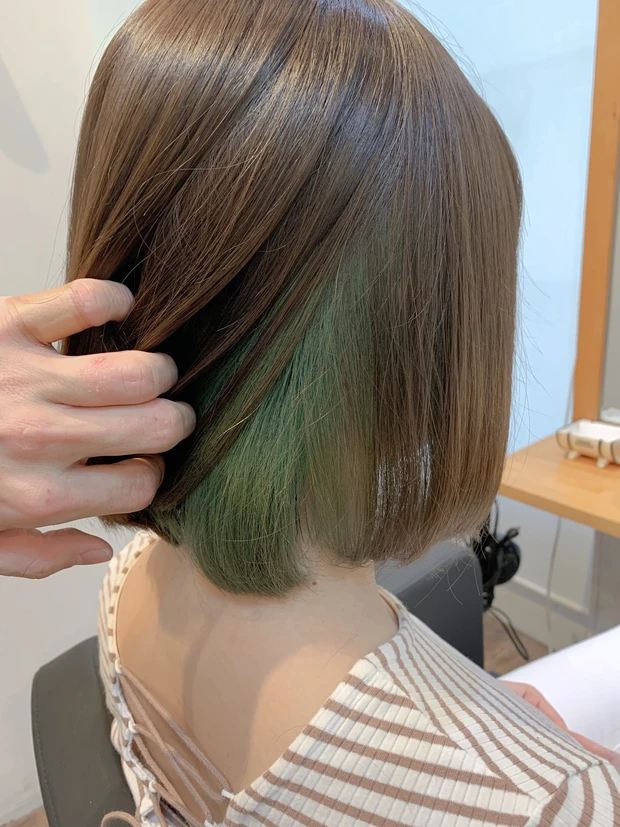 インナーカラー チラリと覗くインナーのグリーンがおしゃれ 色落ち後も可愛いヘアスタイルをご紹介 ボブ マキアオンライン Maquia Online