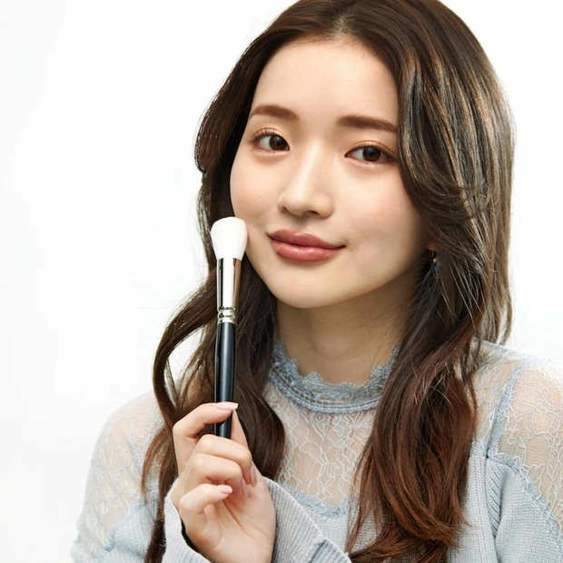 【MAQUIAお道具研究所】人気ヘアメイク直伝! フェイスブラシの選び方・使い方