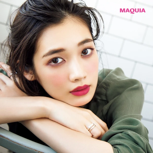 下グラデが新鮮！ 秋っぽクランベリーアイで色気をキャッチ