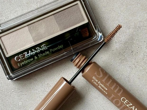 セザンヌの3色アイブロウ＆眉マスカラの新色をスウォッチ！ ナチュラルな美眉に導くアイテム