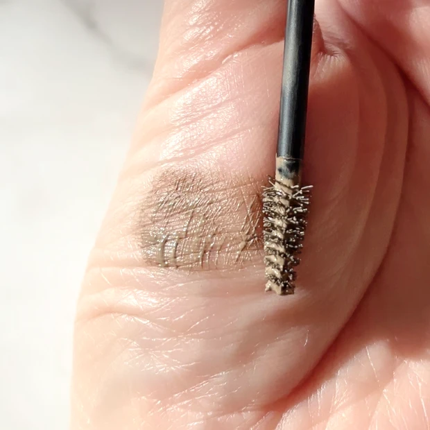 小田切ヒロがおすすめする名品「デジャヴュ シアーカラーブロウ シアートープ」のスウォッチ