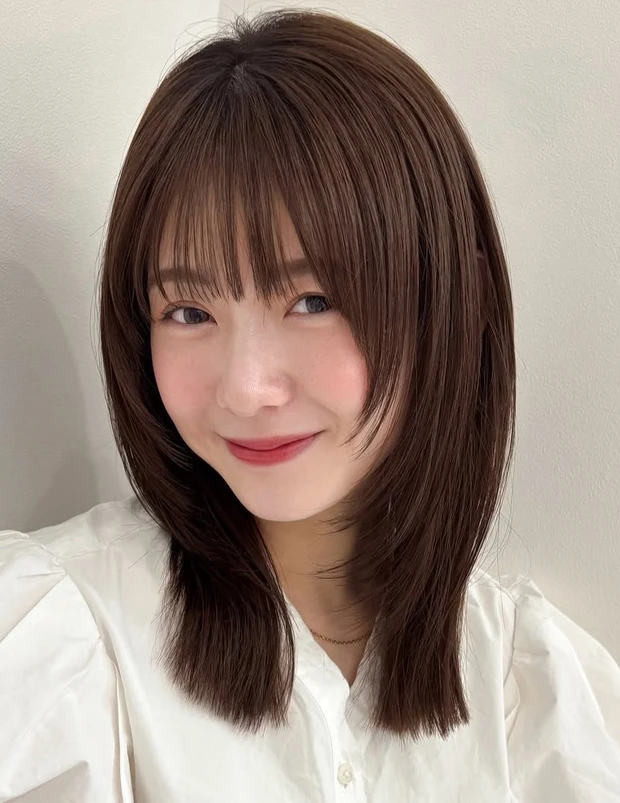髪型 ミディアムレイヤー ミディアムヘア 前髪あり ハッシュカット風 正面