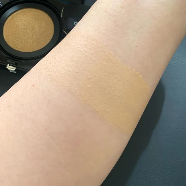 ジバンシイ_春コスメ2024_プリズム・リーブル・スキンケアリング・グロウ・クッション_スウォッチ