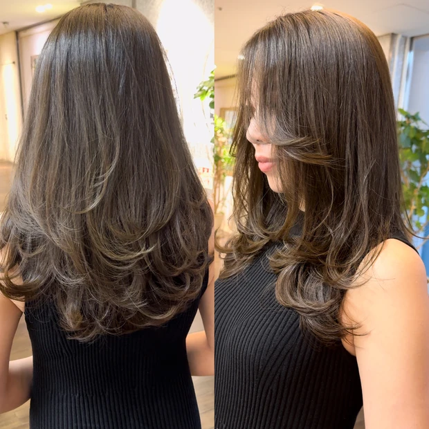 【30代ヘアスタイル】涼しげな晩夏ヘアにアップデート！「オリーブグレージュ」×「軽やかレイヤーカット」