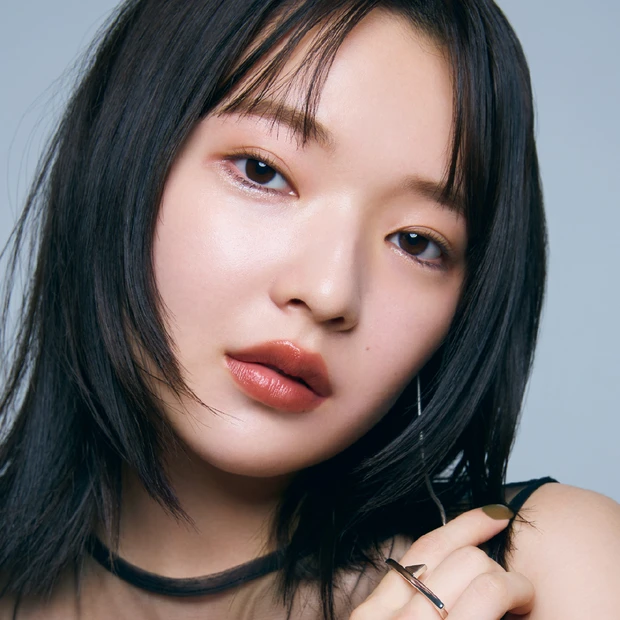 大粒ラメは、下まぶたor目まわりに効かせて視線をキャッチ。Lakaのプチ…