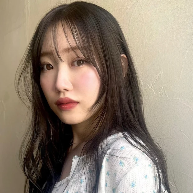 【暗髪ロングレイヤー】前髪の透け感×レイヤーが軽やかな小顔見えロングヘア…