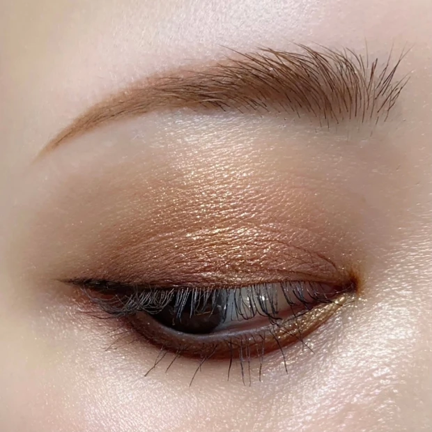 化粧 目元 アイメイク 女性 コスメ アイシャドウ