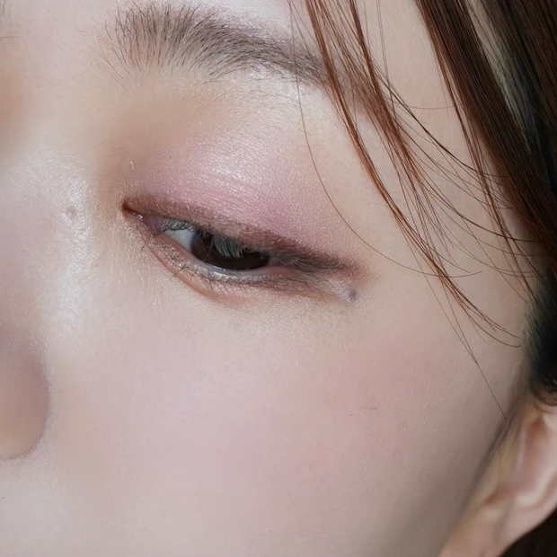 Pyt（ピュット） ニンチ アイパレット 02 ミュートピンクでメイクした写真