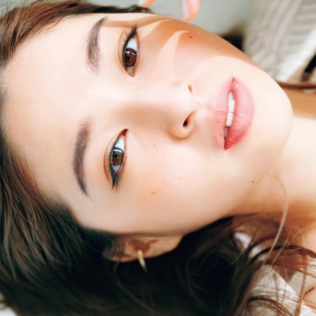 ブラウンシャドウでオシャレ見せ！ カーキのアイライナー合わせで今っぽく
