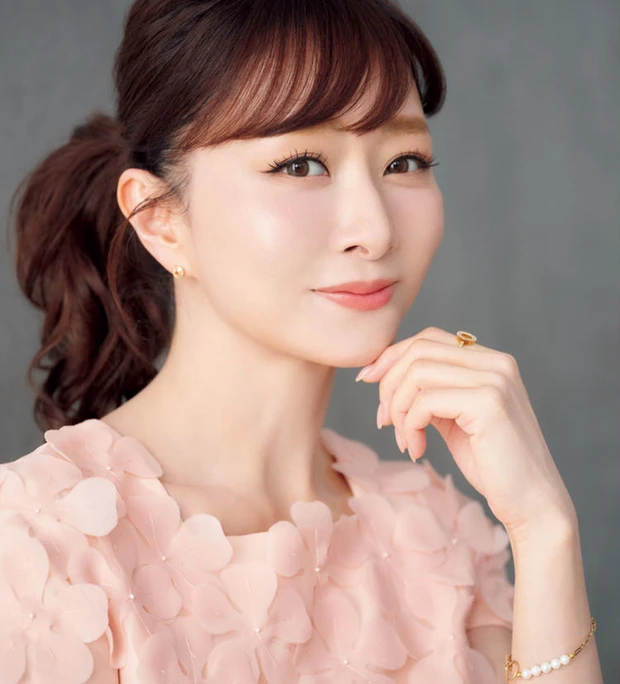 【4位】石井美保さんの「肌管理」コスメから美容施術まで全披露。毛細血管ケアや月1レーザーで肌に安定感を