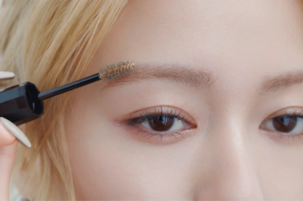 山本舞香さん ボリュームまつ毛×オーバーリップで叶える秋のベストバランスメイク HOW TO MAKE-UP➁