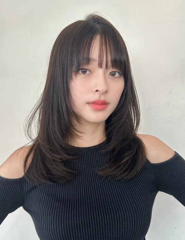 セミロング ヘア 大人 ヘアスタイル 暗髪 前髪あり レイヤー