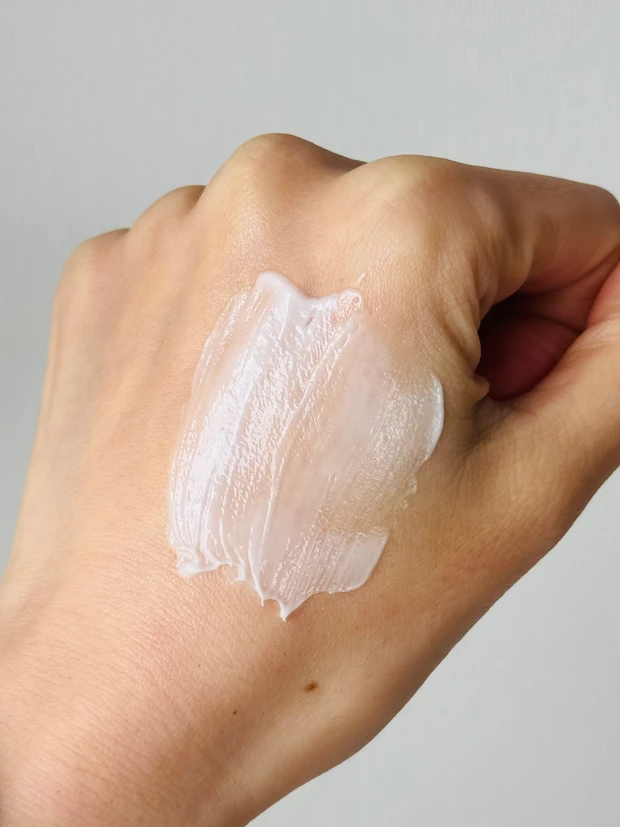 YOLUのオーバーナイトクリームのテクスチャー