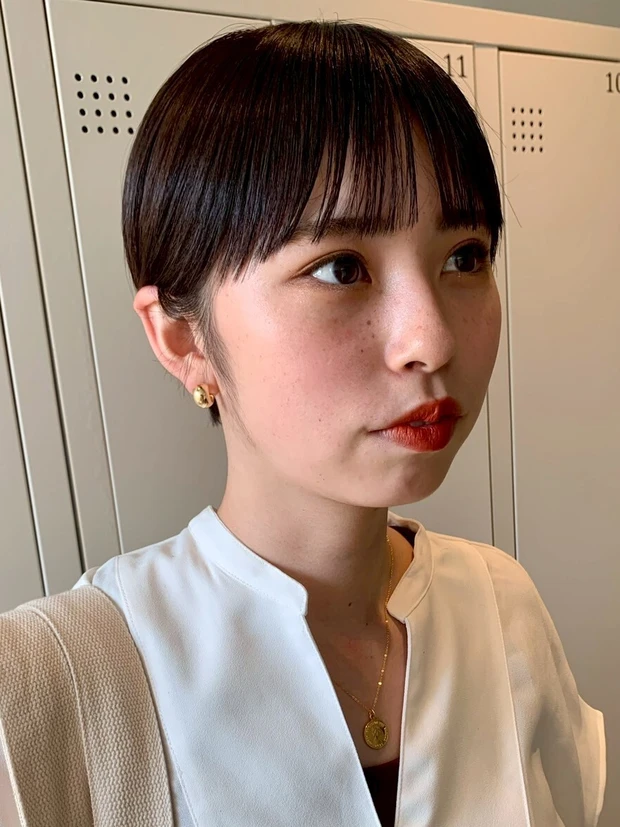 髪型　ショート　ショートヘア　暗髪　面長カバー　スタイリング