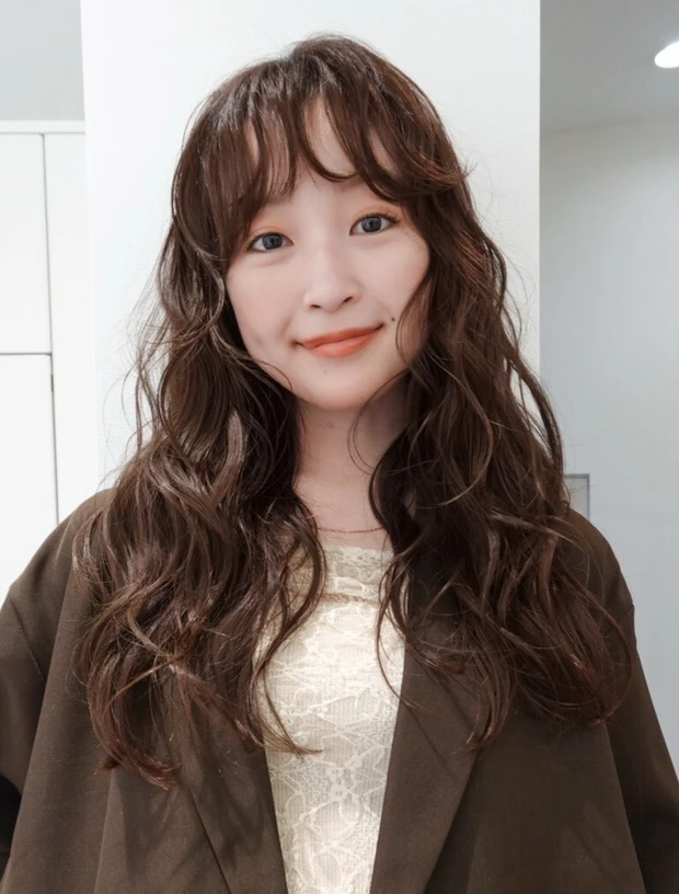 髪型　ロング　ウェーブパーマ　スタイリング簡単　前髪あり　正面