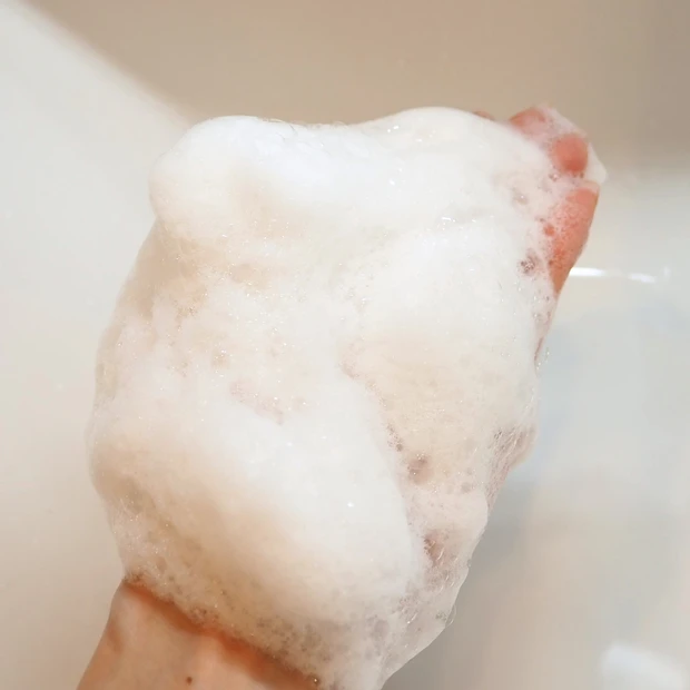 「みどりまゆ BODY & HAIR モイストシャンプー」の泡立ち（「バスリリー」使用）
