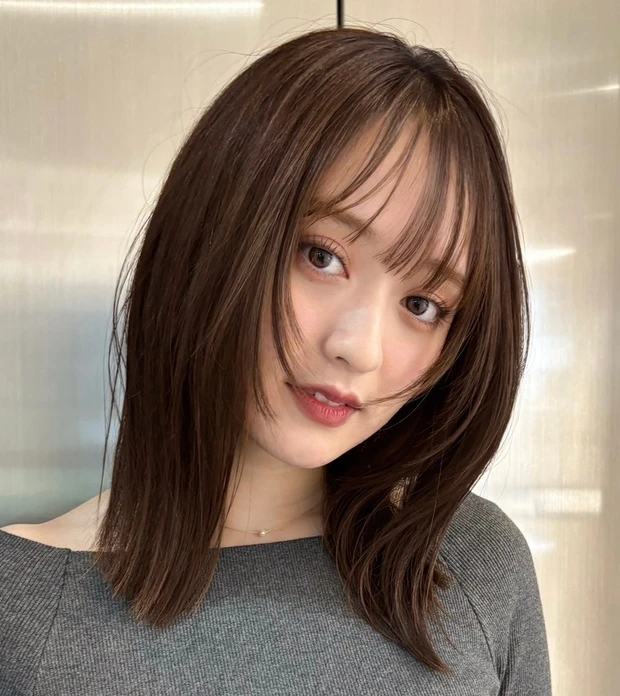 髪型　ミディアムレイヤー　ミディアムヘア　くびれヘア　前髪あり　サイド