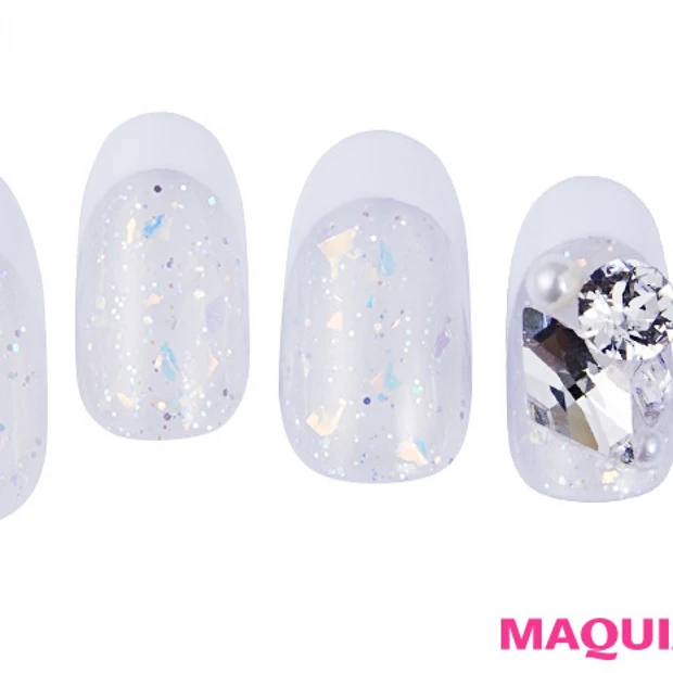 フレンチ使いで上品華やかな「ホワイト＆シルバー」ネイル