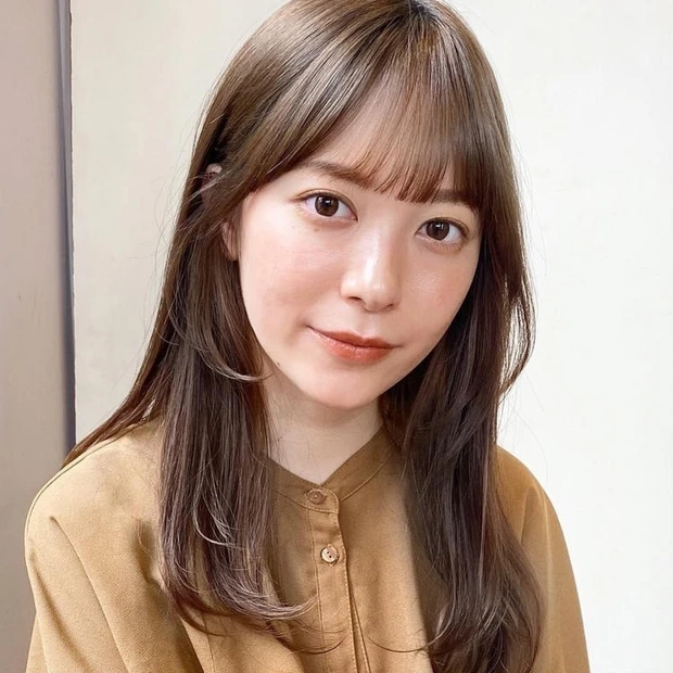 「髪の量が多くて重く見える…」。こんな悩みを抱える方には、髪の重さをまとまりへと昇華させるヘアスタイルがおすすめ。毛先にあえて重さを残しながらカットすることで、髪がボワッと広がらずにツヤ感もキープできちゃいます。春夏に挑戦したい、美人見えロングヘアです。