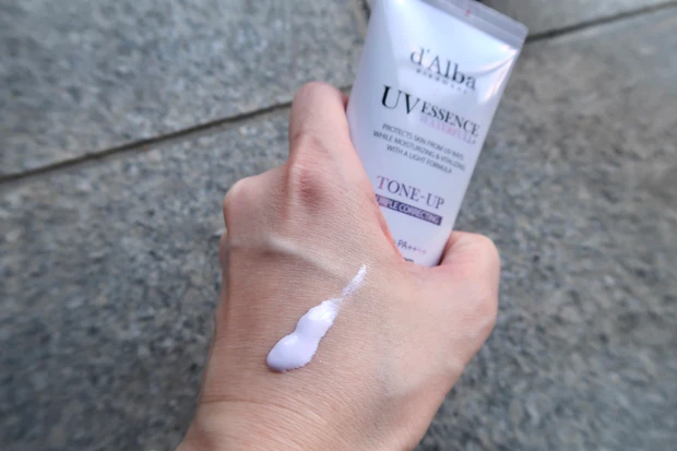 ダルバ  ウォータフルトーンアップサンクリームの色見