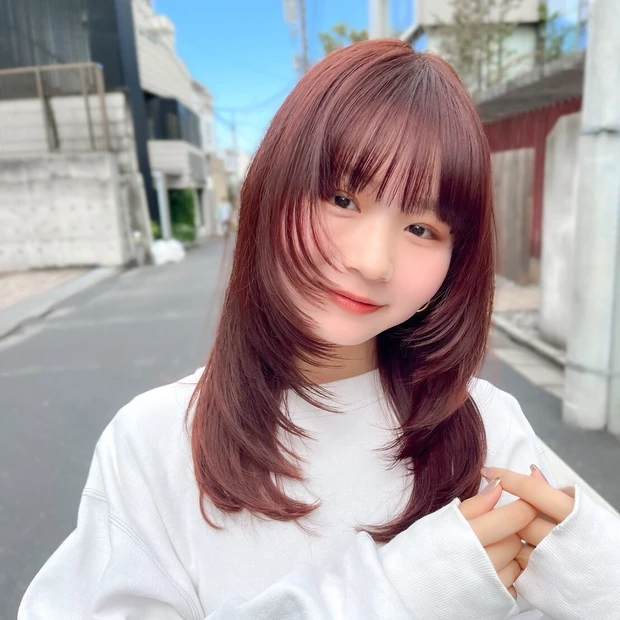 【チェリーピンク】トレンドの暖色ツヤカラー×フィットレイヤーで上品カジュアルミディアム
