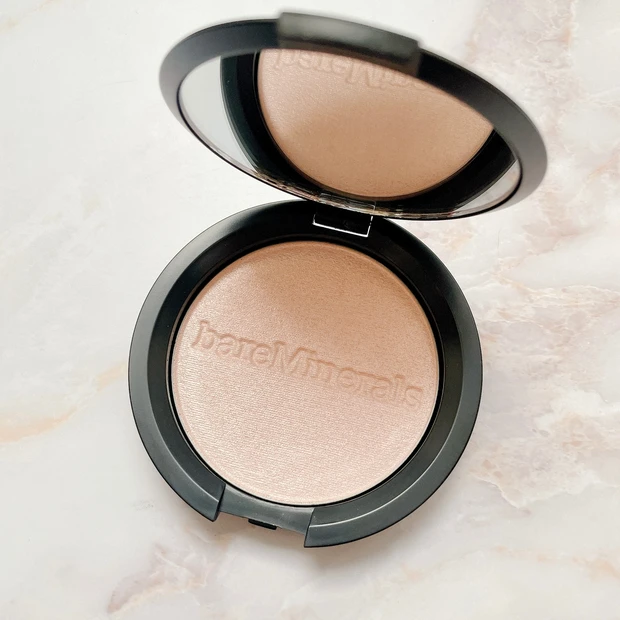 『マスク映えメイク』顔色が明るく見える神パウダー！新マスク時のおすすめメイク方法【金曜夜のぶっちゃけ美容#7】_1_2