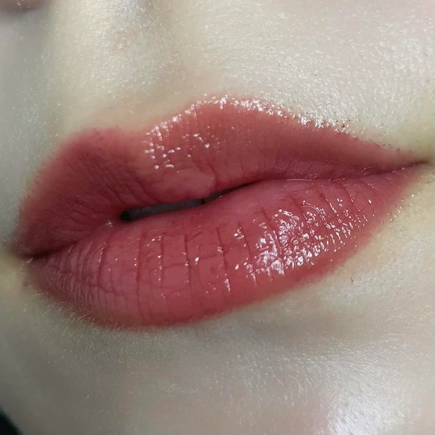 【KATE リップモンスター】ブルベ冬タイプに似合うのは?人気色をスウォッチ&つけ比べ_9