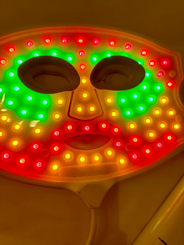 私の顔、見てびっくりしないでね！(宅急便には出られない）自宅で10分！最先端LED美容　CurrentBodySkin（カレントボディースキン）LED 4イン1マスク　_3_1