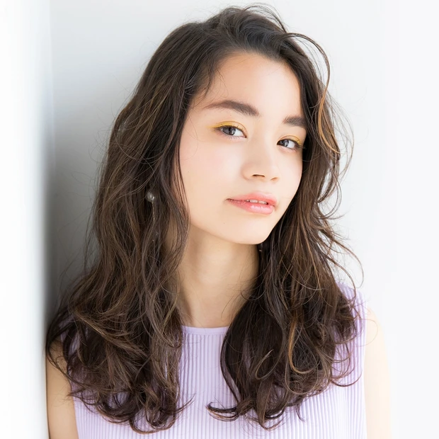 強めウェーブ×ニュアンスハイライトで、ワンランク上のおしゃれロングに変身…