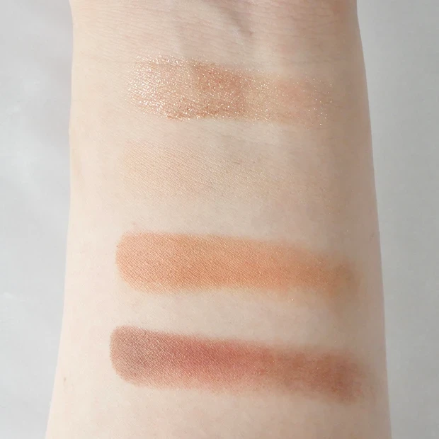 セザンヌ ビタートーンアイシャドウ　01のスウォッチ　自然光撮影