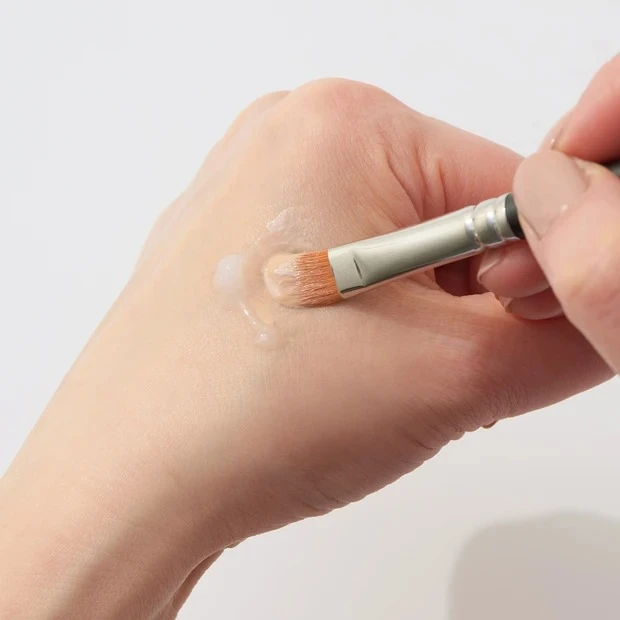 リップブラシ・コンシーラーブラシの洗い方 1. ワセリンをブラシの汚れとなじませる