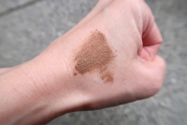 デジャヴュ シアーカラーブロウを手に塗布