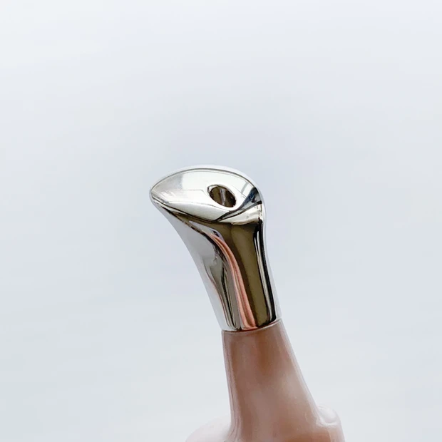 グラン アイ セラム Vのアプリケーター先端をズームした写真。目もとのデリケートな肌に優しい設計。ひんやりしている。