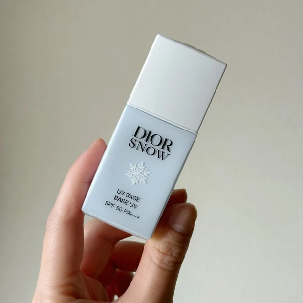 ディオールスノーUVベースで透明感のあるツヤ肌
