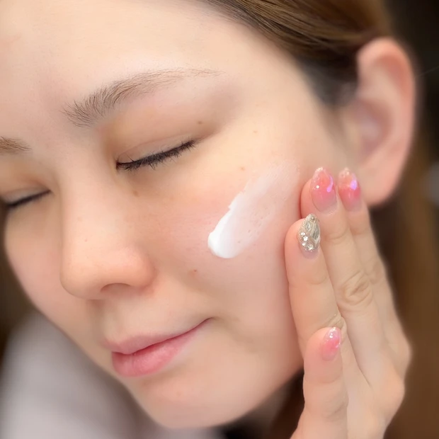 塗った瞬間ピタッと密着！フェイスライン変わる？DEWの美フォルムクリームが想像以上だった_5