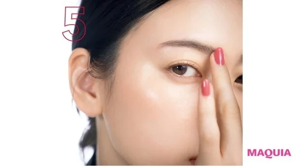 三吉彩花さんの最新ベストメイク_5. 眉頭を指でぼかして、自然な立体眉に