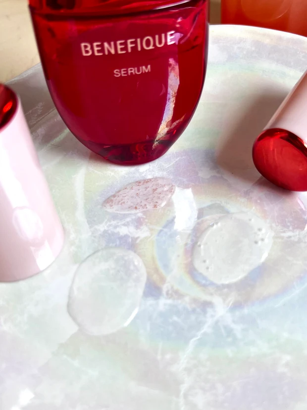 【ベネフィーク】使った瞬間から肌が巡る！赤のパワーでみずみずしいふっくら肌_2