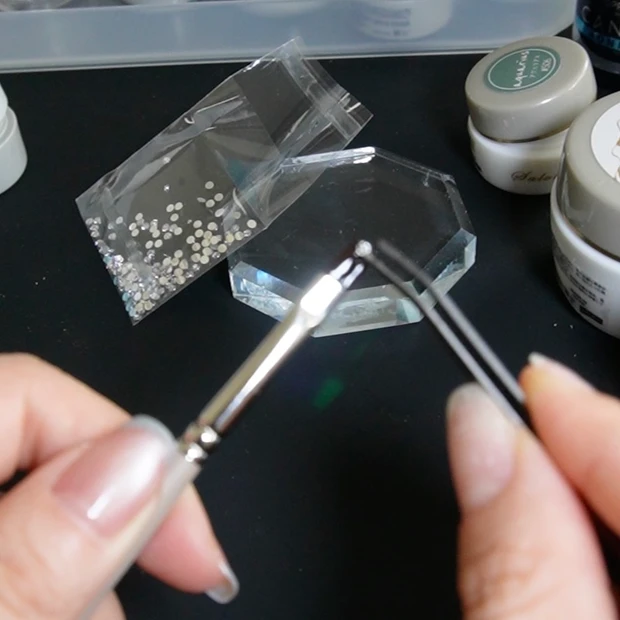 100均のネイルパーツポイントジュエル