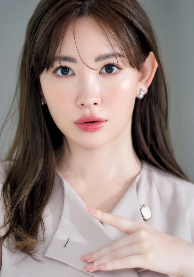 【3位】小嶋陽菜の“今”を深掘り！ 社長として働く日のメイクは、眉やリップなどでキリッと感を